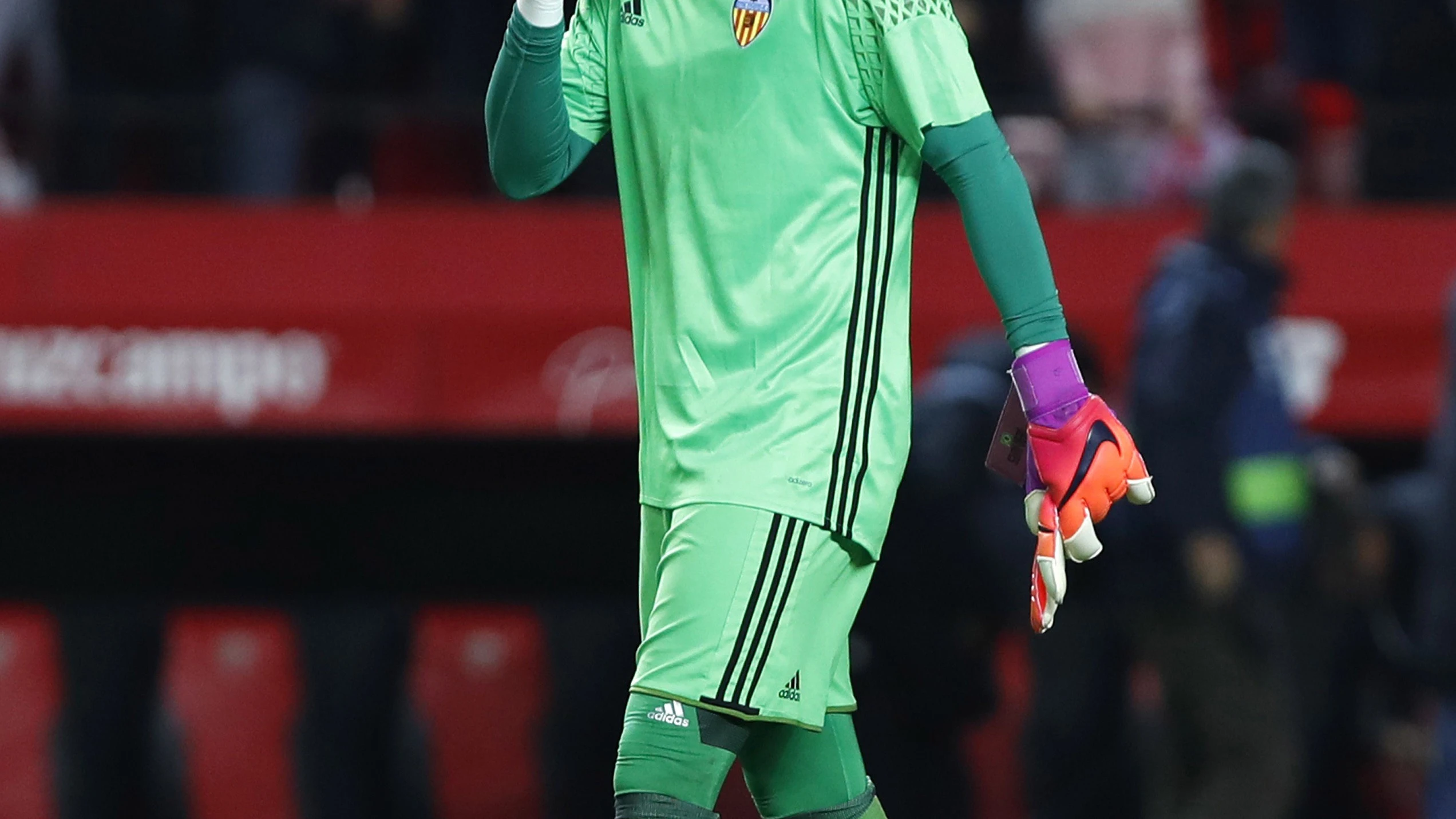 Diego Alves lamentándose después del partido contra el Sevilla