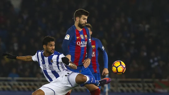 Piqué disputa un balón con Willian José Piqué disputa un balón con Willian José