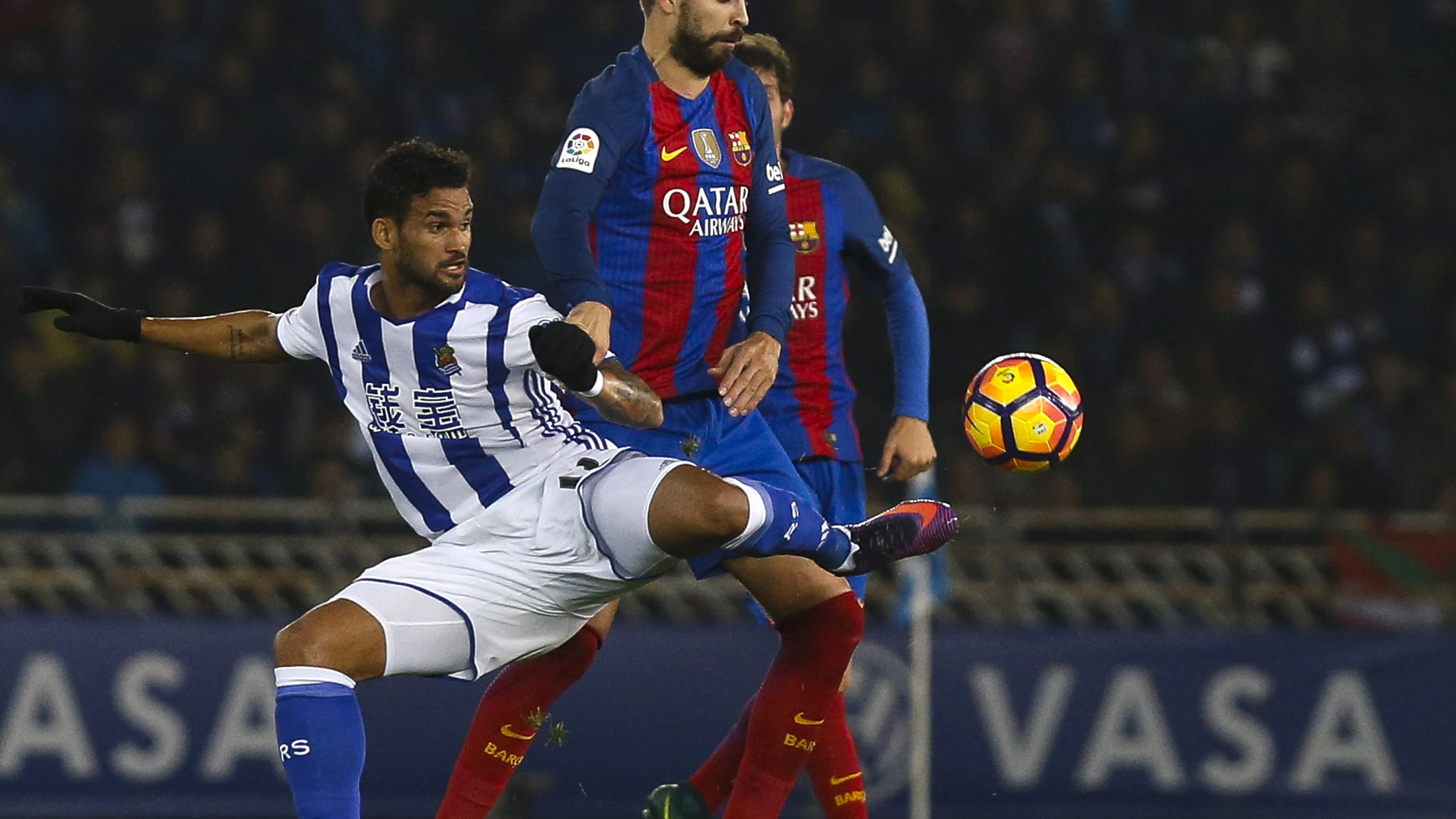 Piqué disputa un balón con Willian José