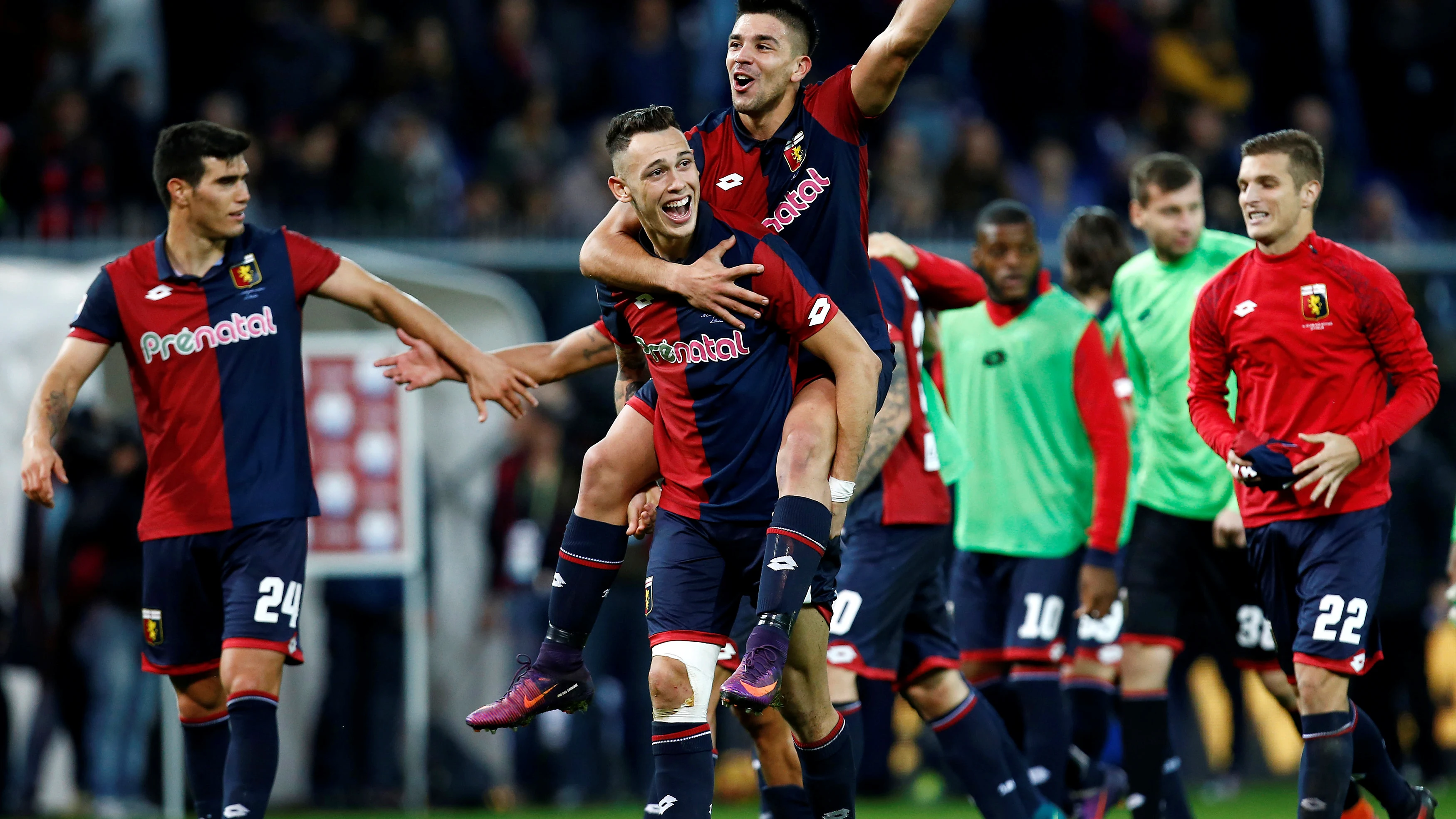 El Genoa celebrando la victoria antes la Juventus