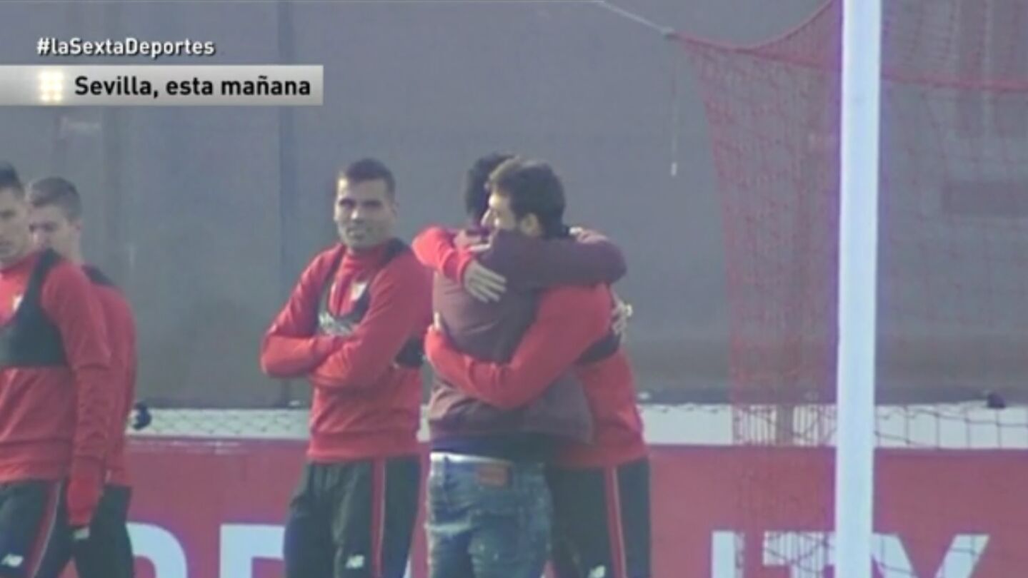 Carlos Bacca visita a sus antiguos compa&ntilde;eros del Sevilla