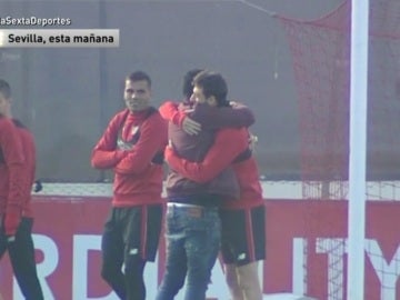Carlos Bacca visita a sus antiguos compañeros del Sevilla Carlos Bacca visita a sus antiguos compañeros del Sevilla