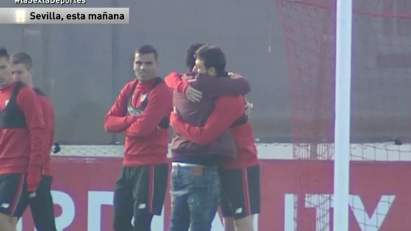 Carlos Bacca visita a sus antiguos compañeros del Sevilla Carlos Bacca visita a sus antiguos compañeros del Sevilla
