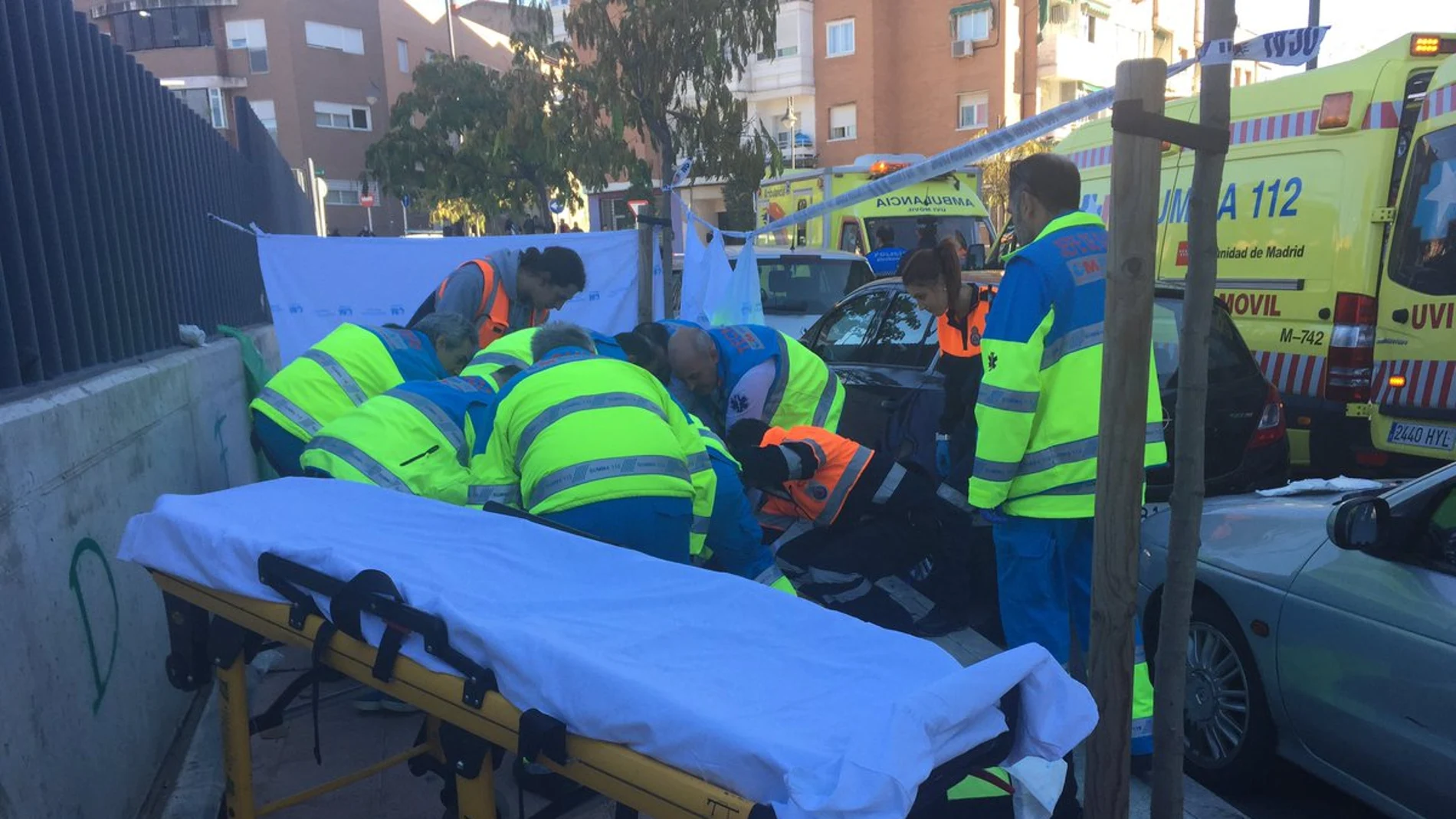 Los sanitarios atendiendo al joven fallecido por herida de arma de fuego en Alcobendas