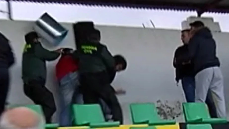 Bochornosa pelea entre seguidores de dos equipos de Tercera División Bochornosa pelea entre seguidores de dos equipos de Tercera División