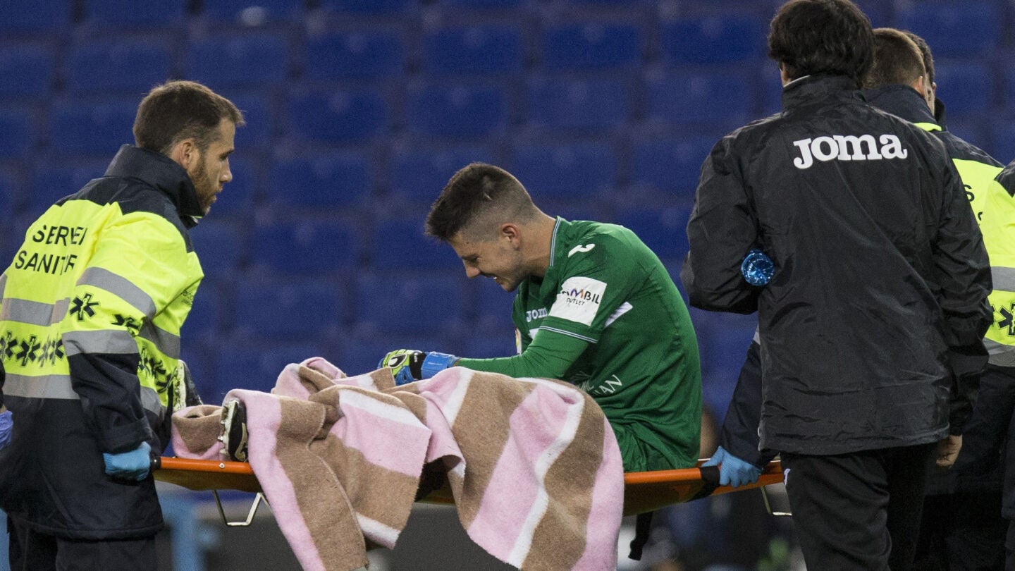 Serantes, retir&aacute;ndose del campo en el partido contra el Espanyol