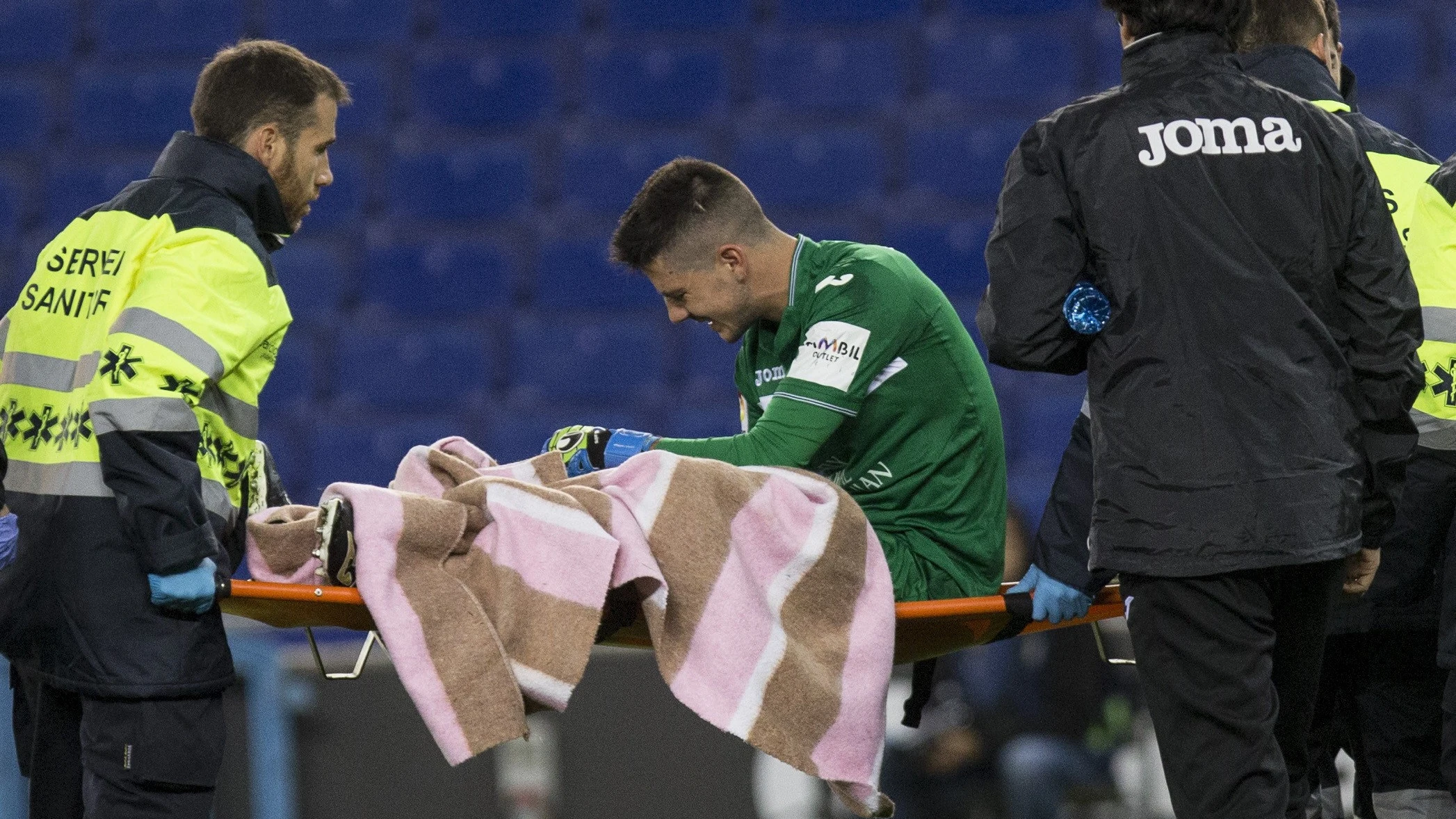 Serantes, retirándose del campo en el partido contra el Espanyol