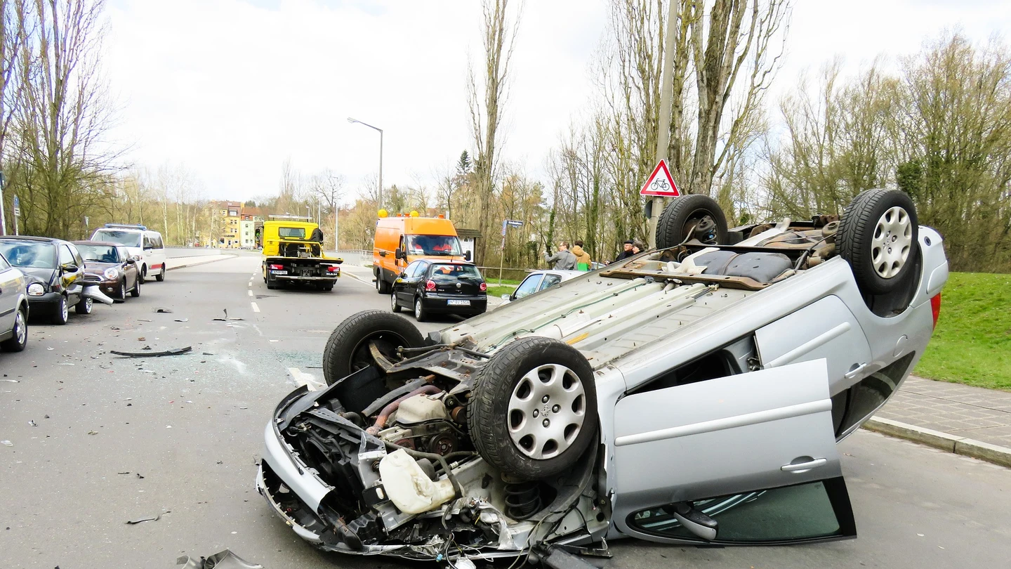 Un coche siniestrado Un coche siniestrado