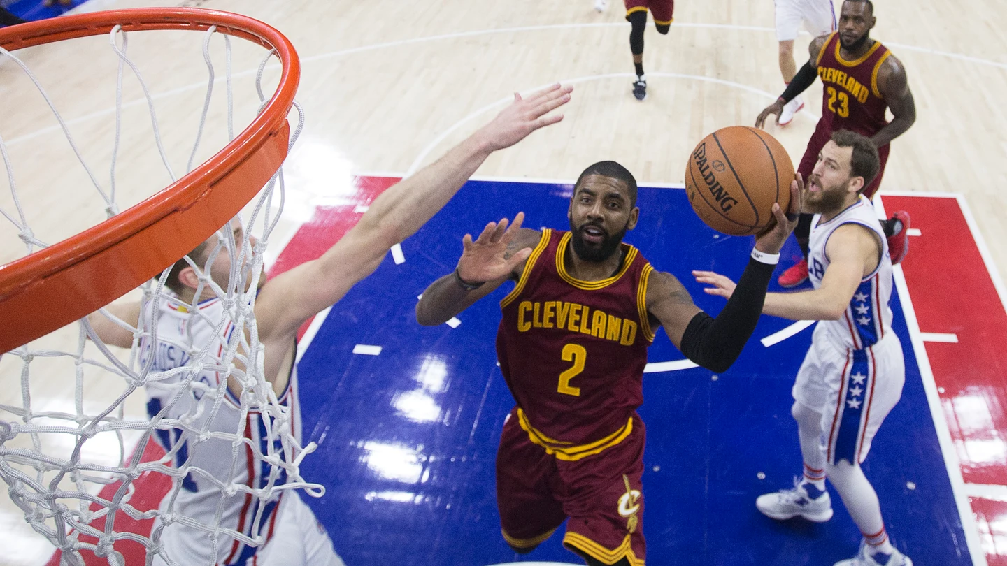 Kyrie Irving encesta ante Sergio Rodríguez Kyrie Irving encesta ante Sergio Rodríguez