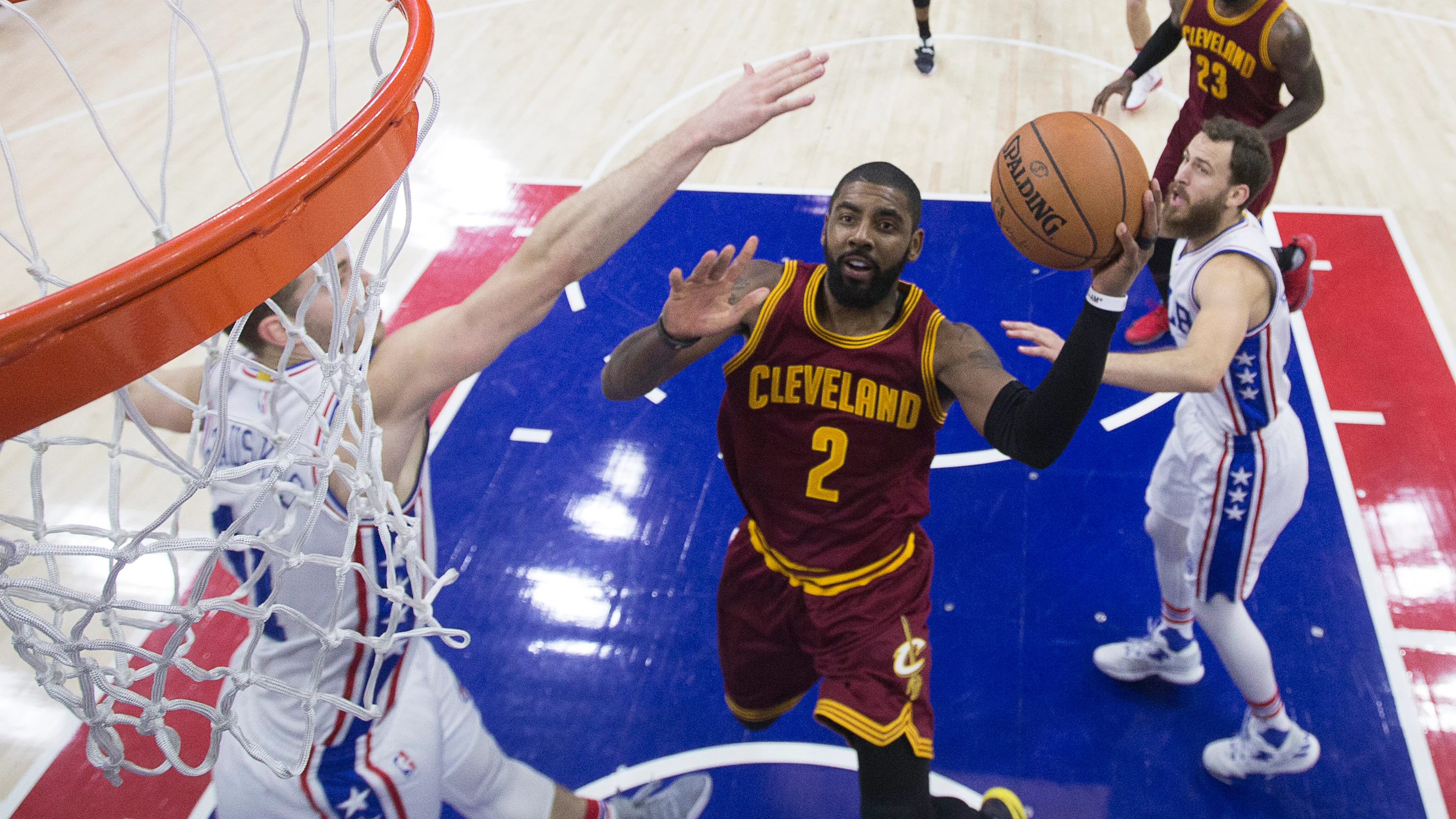 Kyrie Irving encesta ante Sergio Rodríguez