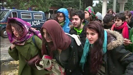 Frame 31.73919 de: Denuncian la "pol&iacute;tica criminal" de la UE haci&eacute;ndose pasar por refugiados en la sede de la Comisi&oacute;n Europea en Madrid