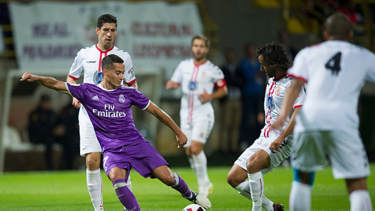 Lucas Vázquez, en acción ante los jugadores de la Cultural Leonesa Lucas Vázquez, en acción ante los jugadores de la Cultural Leonesa