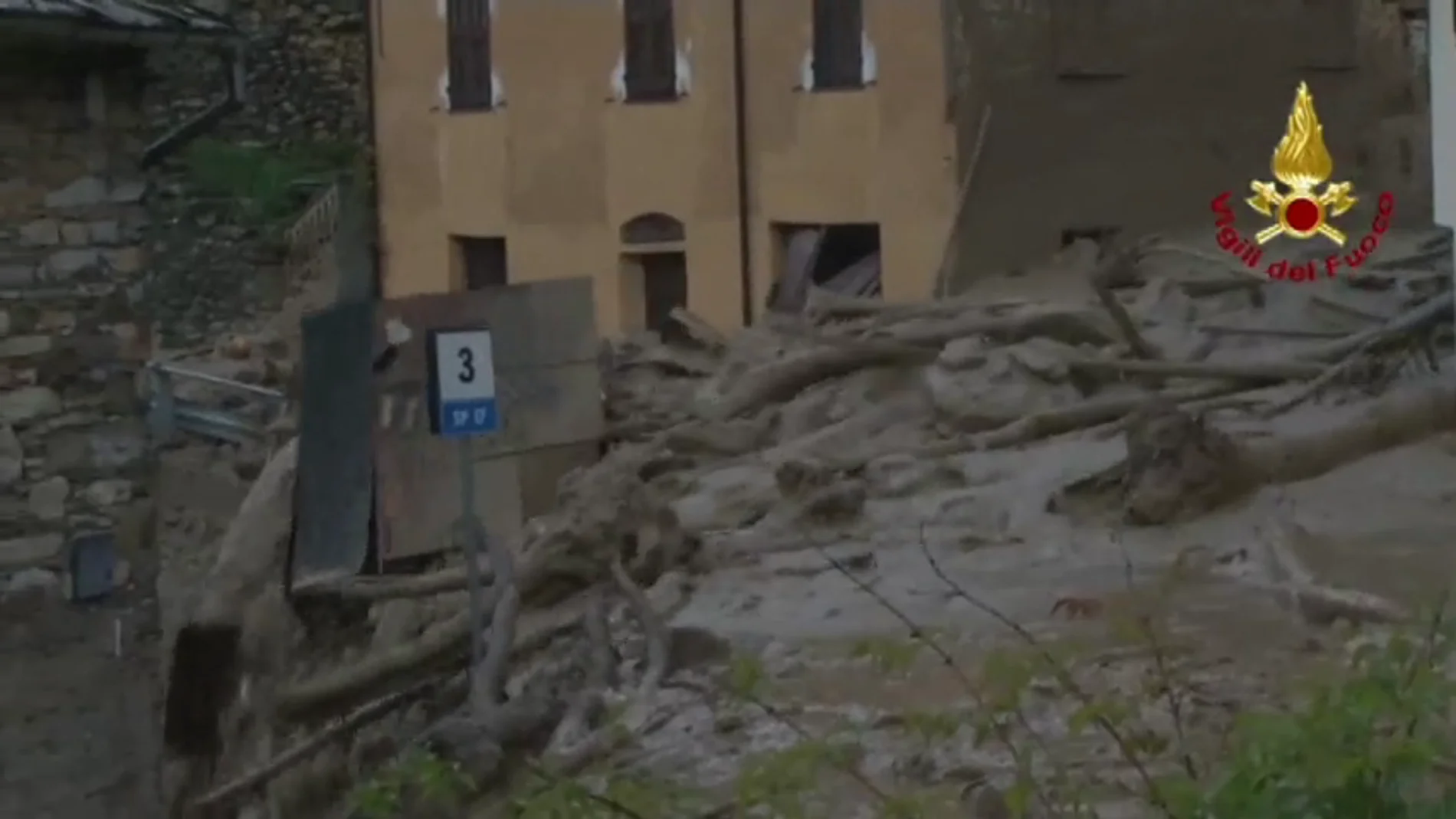Frame 40.900015 de: Las fuertes lluvias al norte de Italia provocan un espectacular corrimiento de tierras