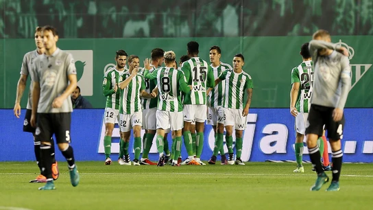 Los jugadores del Betis celebran el gol de Sanabria Los jugadores del Betis celebran el gol de Sanabria