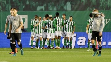 Los jugadores del Betis celebran el gol de Sanabria