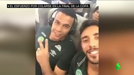 Frame 21.352826 de: Las &uacute;ltimas im&aacute;genes del Chapecoense en el avi&oacute;n antes de despegar: "&iexcl;Pronto llegamos, Colombia!"