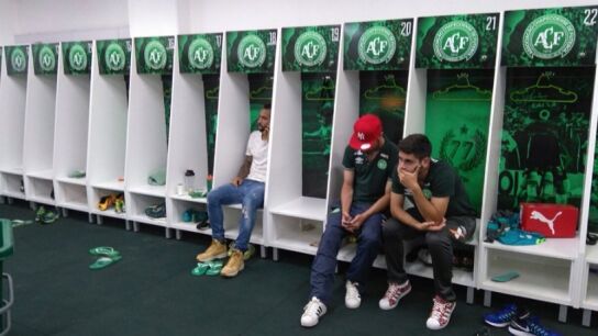 Jugadores del Chapecoense rezan por sus compa&ntilde;eros en el vestuario