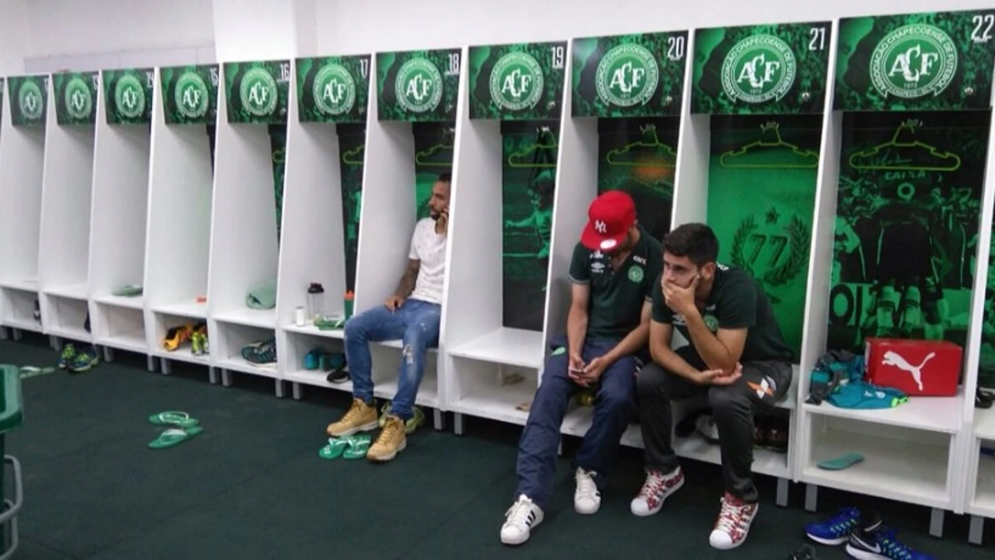 Jugadores del Chapecoense rezan por sus compañeros en el vestuario Jugadores del Chapecoense rezan por sus compañeros en el vestuario