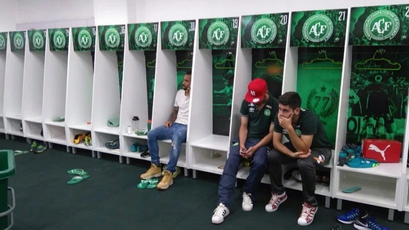 Jugadores del Chapecoense rezan por sus compañeros en el vestuario