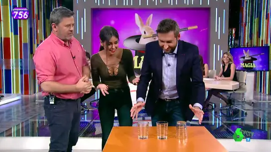 El truco del desafío de los tres movimientos con tres vasos El truco del desafío de los tres movimientos con tres vasos