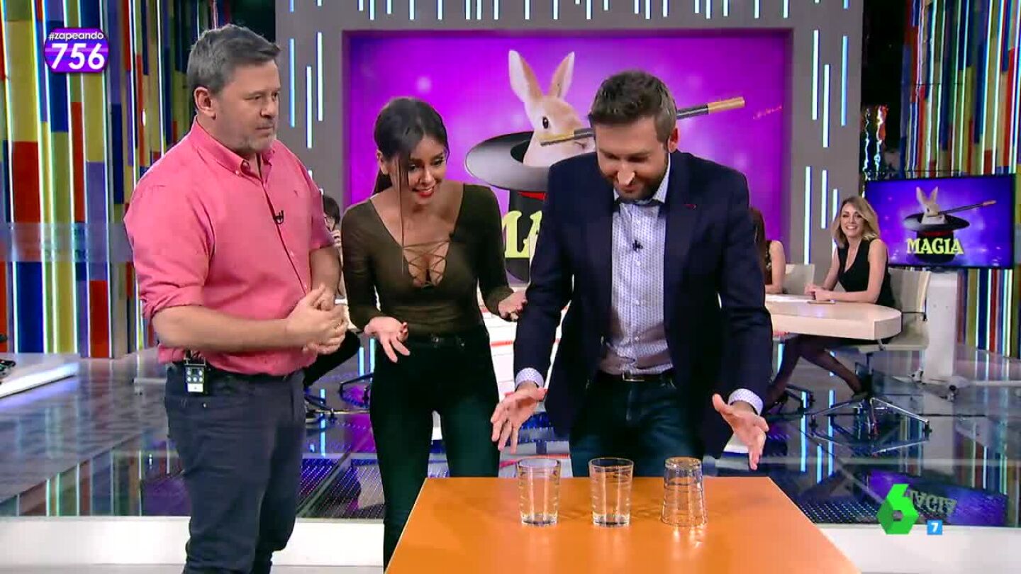 El truco del desaf&iacute;o de los tres movimientos con tres vasos