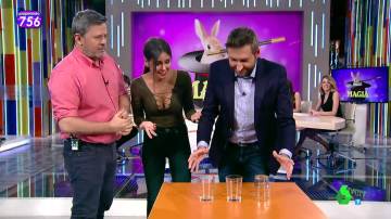 El truco del desafío de los tres movimientos con tres vasos