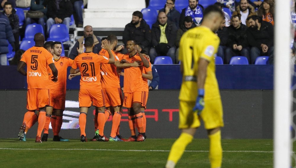 Los jugadores del Valencia celebrando un gol al Leganés 