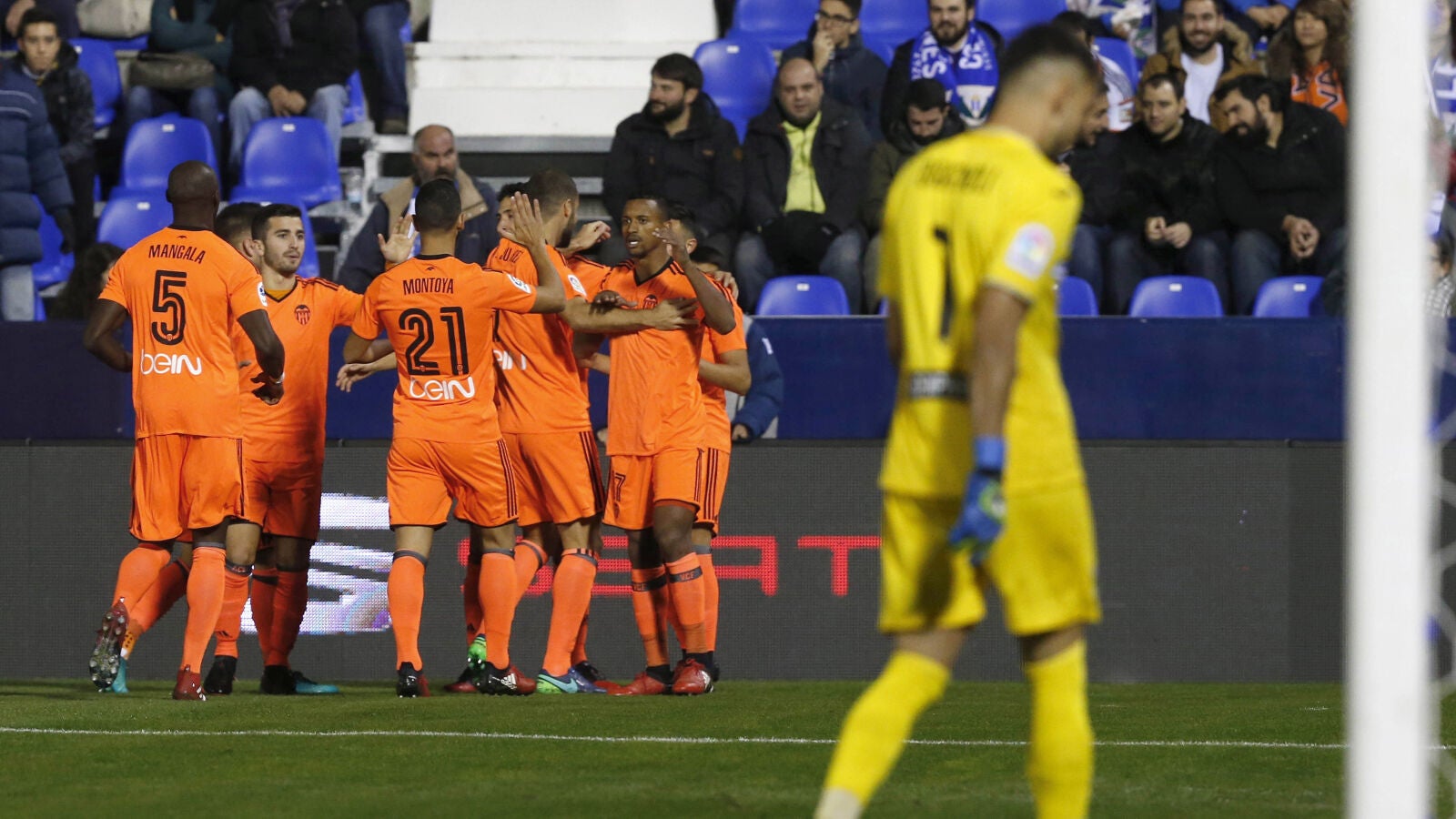 Los jugadores del Valencia celebrando un gol al Legan&eacute;s 