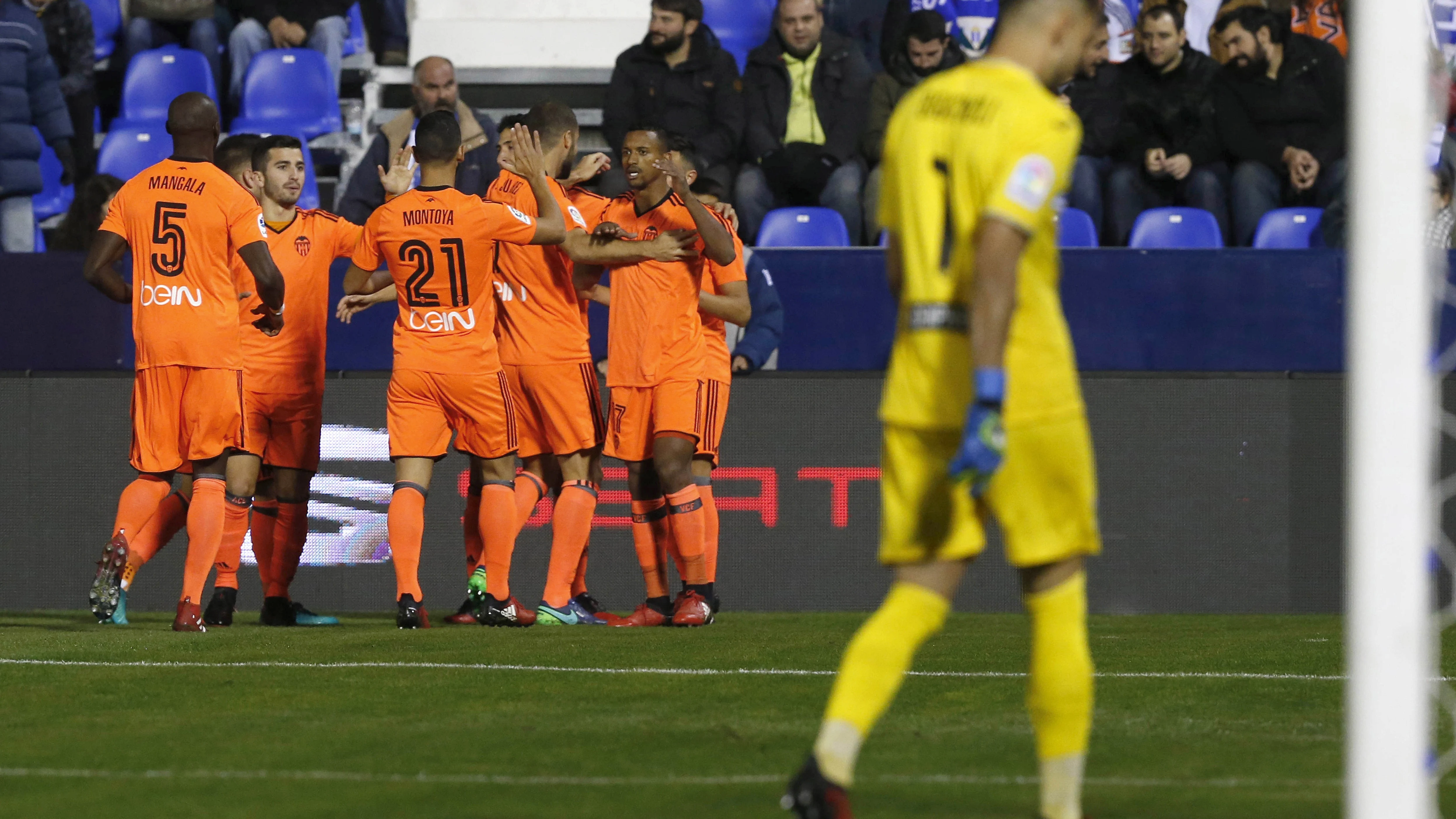 Los jugadores del Valencia celebrando un gol al Leganés 