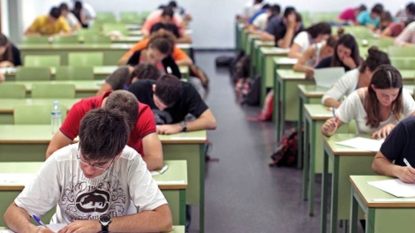 Alumnos realizando la Prueba de Acceso a la Universidad (PAU)