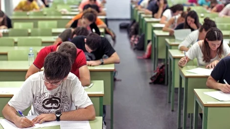 Alumnos realizando la Prueba de Acceso a la Universidad (PAU)