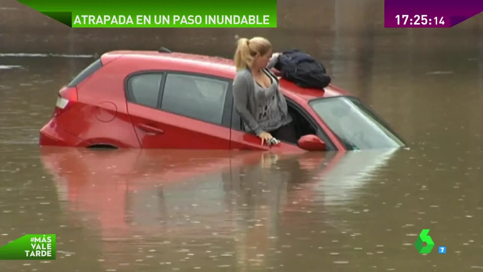 Atrapada con su coche en un paso inferior por la lluvia en Sagunto