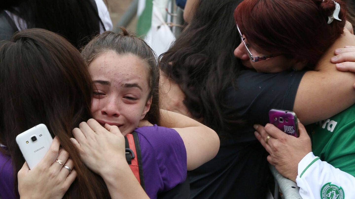 Familiares de las v&iacute;ctimas del Chapecoense lloran la tragedia