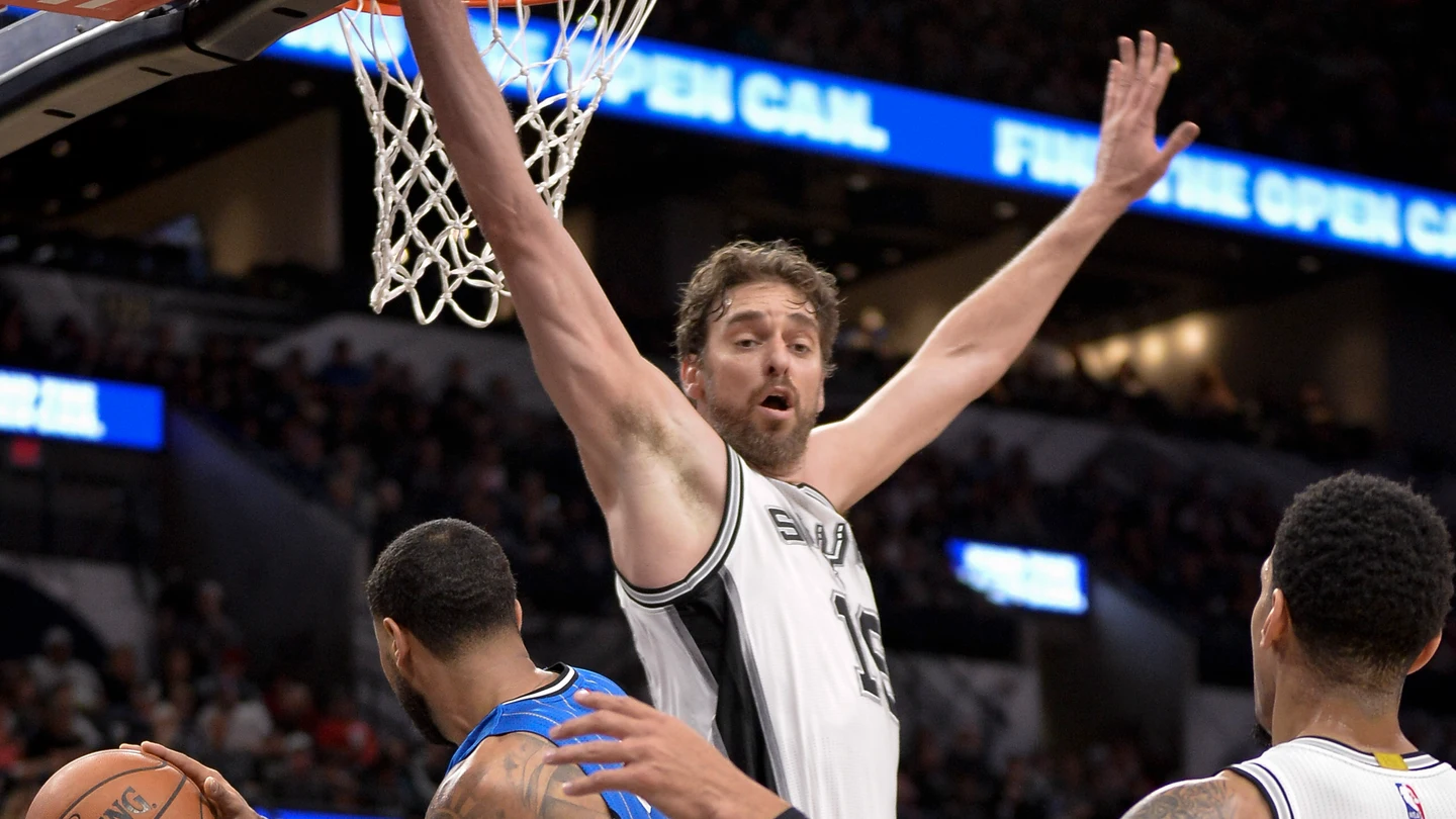 Pau Gasol trata de frenar un ataque de los Magic Pau Gasol trata de frenar un ataque de los Magic