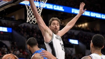 Pau Gasol trata de frenar un ataque de los Magic