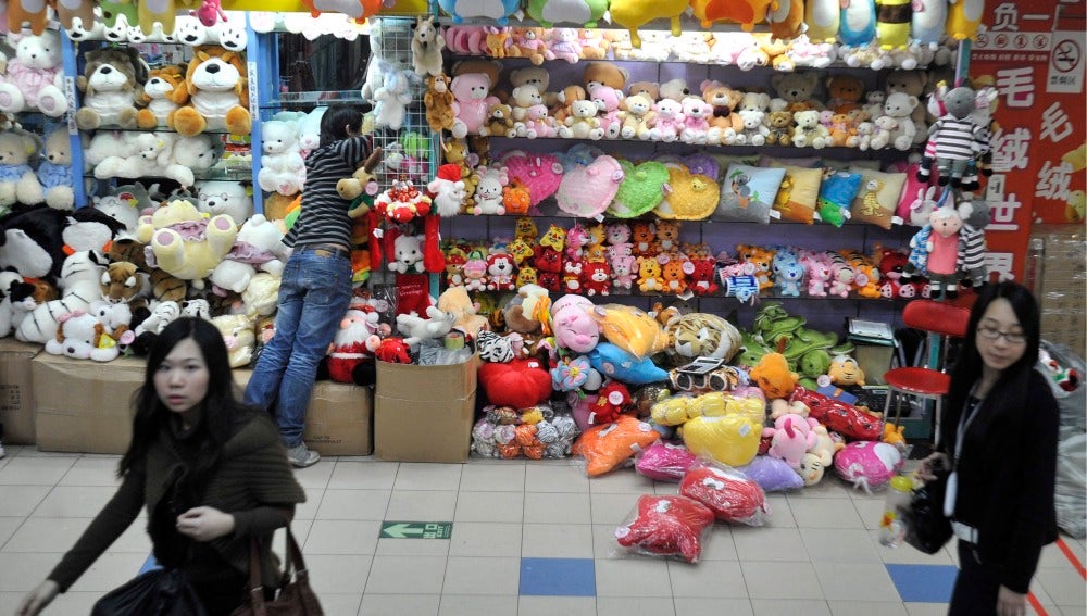Disney rompe con fabricante chino de juguetes que infringía normas laborales Un empleado coloca muñecos de peluche en una tienda de juguetes en Guangzhou (China)