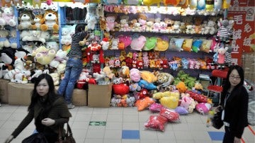 Disney rompe con fabricante chino de juguetes que infringía normas laborales Un empleado coloca muñecos de peluche en una tienda de juguetes en Guangzhou (China)