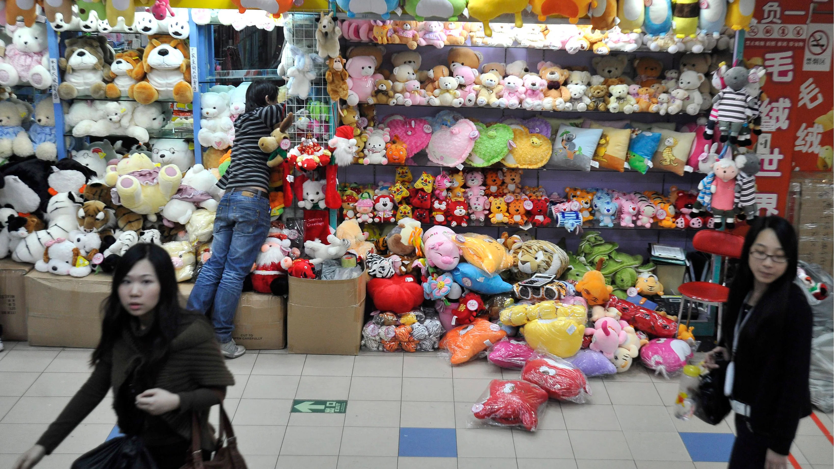 Disney rompe con fabricante chino de juguetes que infringía normas laborales Un empleado coloca muñecos de peluche en una tienda de juguetes en Guangzhou (China)