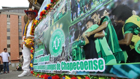 Cartel en homenaje al Chapecoense