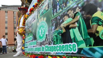 Cartel en homenaje al Chapecoense