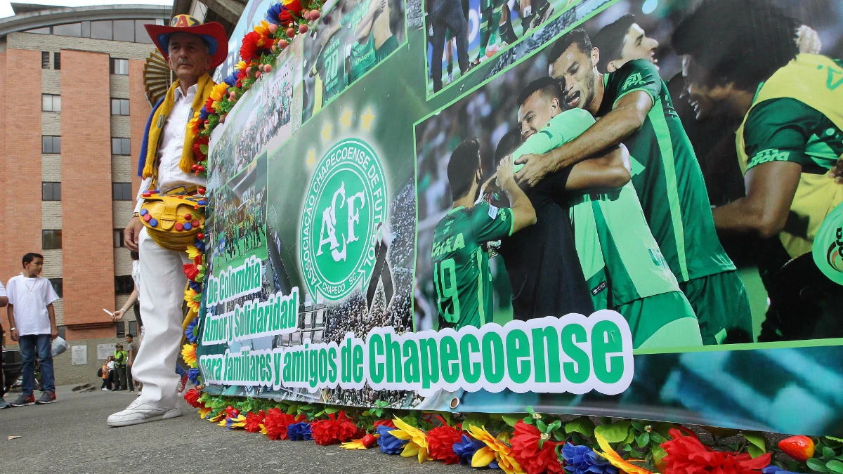 Cartel en homenaje al Chapecoense