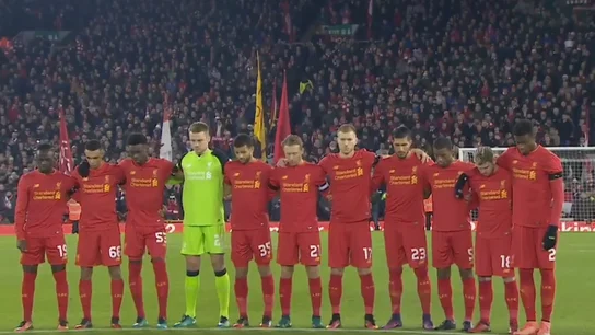 El minuto de silencio vivido en Anfield por las víctimas del Chapecoense El minuto de silencio vivido en Anfield por las víctimas del Chapecoense