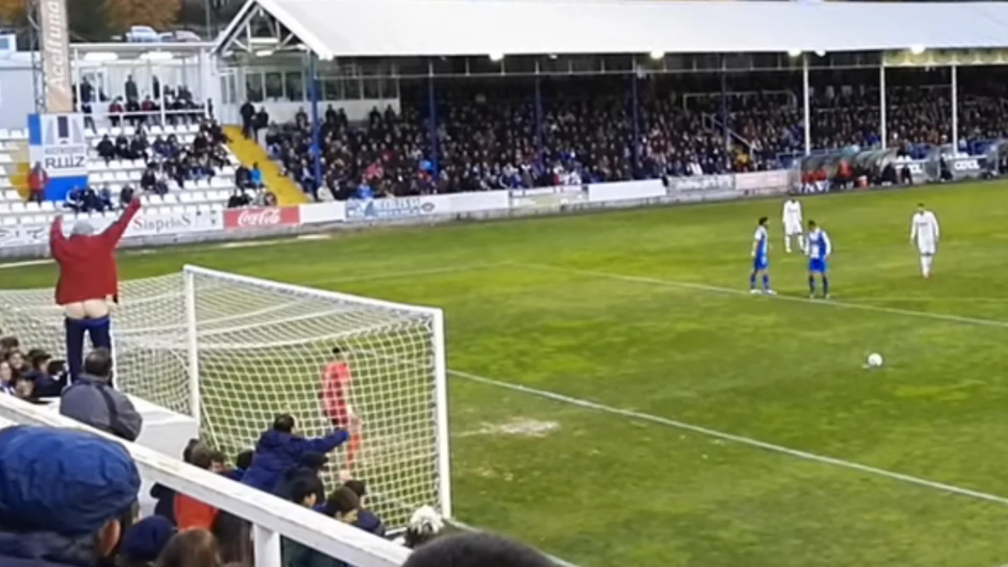 Un aficionado se marca 'un calvo' en mitad de un penalti y consigue que lo fallen Un aficionado se marca 'un calvo' en mitad de un penalti y consigue que lo fallen