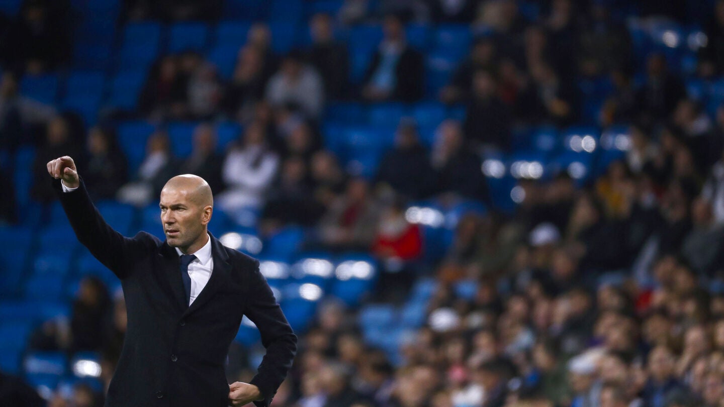 Zidane da indicaciones durante el partido contra la Cultural Leonesa