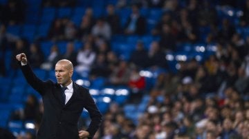 Zidane da indicaciones durante el partido contra la Cultural Leonesa