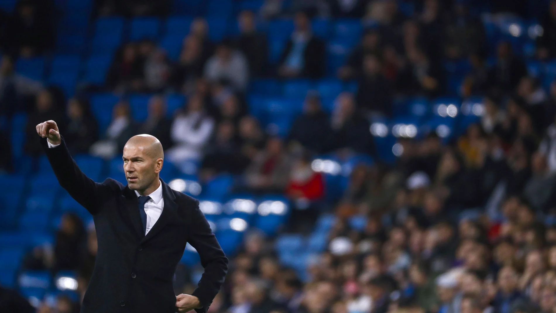 Zidane da indicaciones durante el partido contra la Cultural Leonesa