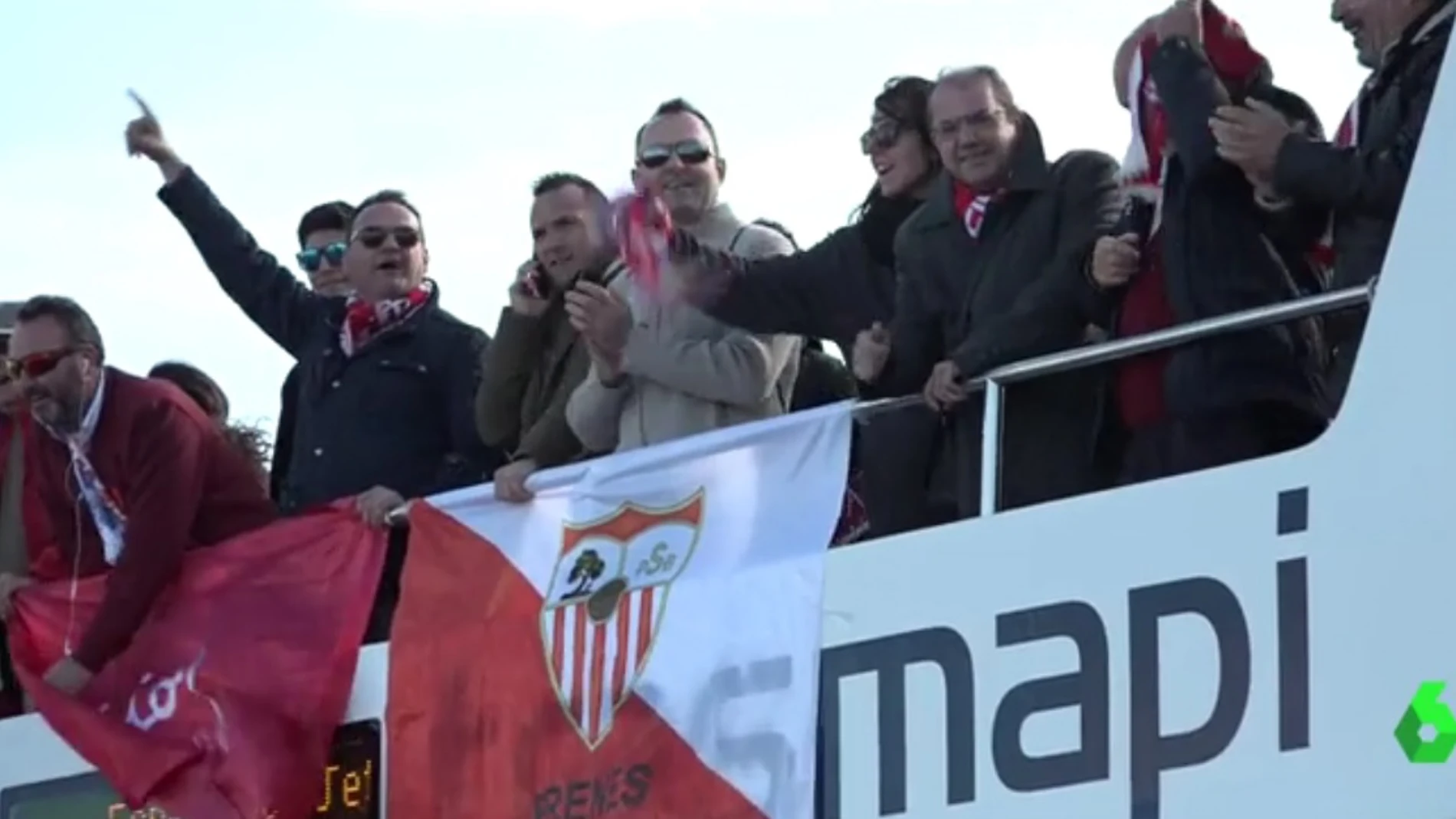 Los aficionados del Sevilla llegando a Formentera 