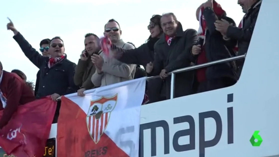 Los aficionados del Sevilla llegando a Formentera 