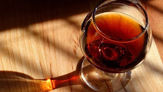 Alcohol Por mucho que te digan que un buen carajillo lo arregla todo… Evita el alcohol.