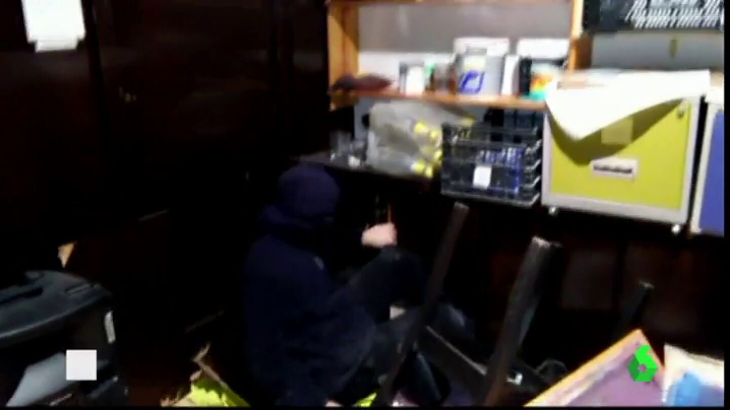Frame 0.94311 de: Encuentran a un joven que se escondi&oacute; en el 'Banc Expropiat' durante tres d&iacute;as tras el desalojo